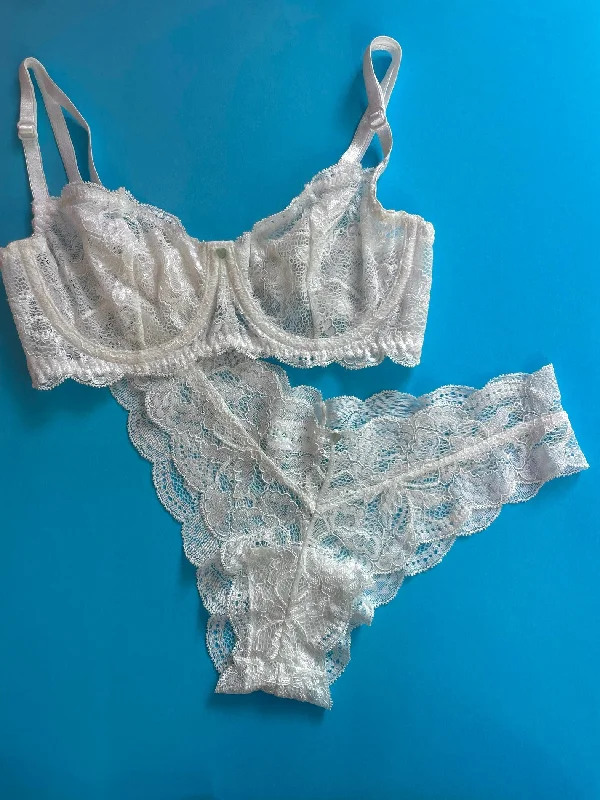 Women's Victoria's Secret bras in various sizesWomen's Victoria's Secret bras in various sizesClo: Fortuna Lace Demi Underwire Bra - White