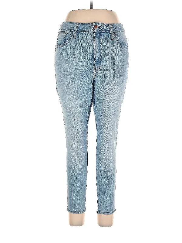 Women's pants with quick - dry fabric Button - fly women jeans with a traditional touch High-Rise Boyjeans Jeans in Light Wash